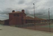 Campo de ténis no complexo desportivo de Lourel.