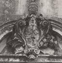 Brazão no portal da Igreja de Santa Maria em Sintra.