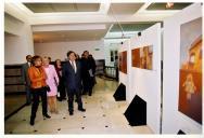 Drª Edite Estrela, presidente da Câmara Municipal de Sintra e o Primeiro Ministro António Guterres observando a exposição de pintura no Hall do Centro Cultural Olga Cadaval, aquando da sua inauguração.