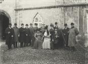 Rei Dom Carlos I e Dona Amélia acompanhados por uma comitiva no Palácio da Pena.
