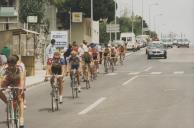 Passagem de ciclistas na Portela de Sintra durante uma edição da Volta a Portugal em bicicleta.
