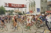 Partida de ciclistas na Portela de Sintra durante uma edição da Volta a Portugal em bicicleta. 