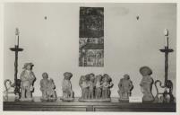 Estatuetas em barro durante a 1ª exposição de artesanato, no Palácio Valenças, de Eduardo Azenha de Santa Susana.