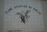 Painel de azulejos com as insígnias do Clube Atlético de Queluz.