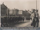 Uma formação de honra desfila perante o General Galbiati, chefe do Estado Maior das Milícias Fascistas durante a II Guerra Mundial.
