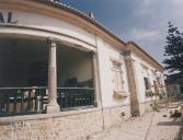 Obras de reparação na fachada da escola primária das Azenhas do Mar.
