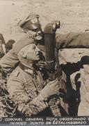 O coronel general Hoth, observando o inimigo junto de Estalinegrado durante a II Guerra Mundial. 