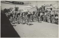 Pelotão de ciclistas na partida de uma prova de ciclismo.