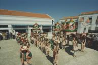 Desfile de marchas populares durante a festa do pêssego no Mercado da Estefânia.