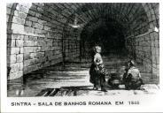 Reprodução de uma gravura que representa a cisterna no Castelo dos Mouros, sala de banhos romana em 1846.