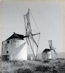 Paisagem rural com dois moinhos de vento localizados no Mato Grande junto à estrada de Janas.