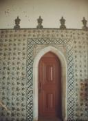 Porta da Sala das Sereias com pormenor de decoração azulejar no Palácio Nacional de Sintra.