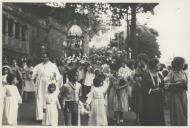 Procissão junto à Quinta Regaleira durante as festas de Nossa Senhora do Cabo Espichel, na Freguesia de São Martinho.