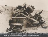Trator dos bolchevistas caído num fôsso anti-carro construido por eles em Estalinegrado durante a II Guerra Mundial.