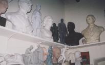 Esculturas de Pedro Anjos Teixeira no interior da casa-museu-atelier Anjos Teixeira na Volta do Duche.
