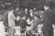 Reunião de trabalho com diversas personalidades no jardim do Palácio de Seteais.