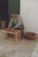 Manuel Sobrinho, artesão de Gouveia, trabalhando o vime.