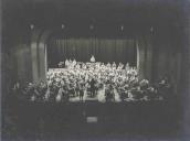Atuação de uma orquestra no Cine-Teatro Carlos Manuel.