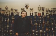 Fernando Antunes da Cunha na sala de troféus do Hoquei Clube de Sintra.