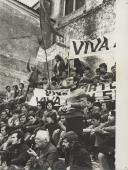 Comemoração do 1.º de maio de 1974 na escadaria do Palácio Nacional de Sintra.