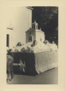 Carro de bois, representando a igreja de Santa Maria,  num cortejo de oferendas em frente à capela da Misericórdia na Vila de Sintra, atual largo Gregório de Almeida.
