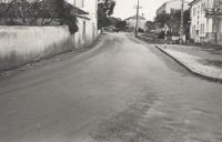 Pavimentação, com betão asfáltico, de uma rua em Agualva-Cacém.