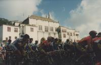 Ciclistas no Largo rainha Dona Amélia durante o Grande prémio de ciclismo "A Capital".