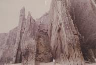 Camadas verticalizadas de calcários e arenitos cretácicos na Praia Grande do Rodízio.
