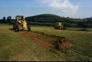 Máquinas a preparar o terreno para o lançamento da primeira pedra da casa das seleções de Sintra.