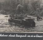 Viaturas Alemãs transpondo um rio no Cáucaso durante a II Guerra Mundial.