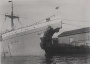 Kertosono navio de carga, com um rombo e atracado no porto durante a II Guerra Mundial.