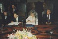 Edite Estrela, presidente da Câmara Municipal de Sintra, e Jorge Trigo com a delegação nipónica de Omura no Palácio Nacional de Sintra para a assinatura do protocolo de geminação de Sintra com Omura.