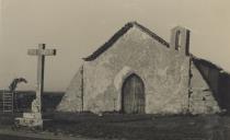 Cruzeiro e fachada principal da capela de S. Sebastião, da Terrugem.