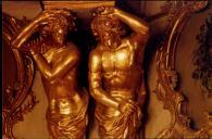 Duas estátuas em talha dourada no Palácio Nacional de Queluz.