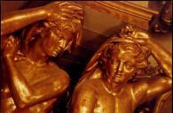 Duas estátuas em talha dourada no Palácio Nacional de Queluz.