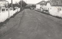 Pavimentação com betão asfáltico de uma rua nas Lopas, Agualva.