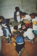 Crianças durante a realização de uma atividade educativa.