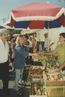 Presidente da Câmara Municipal de Sintra, Edite Estrela, e o Vereador Jaime Mata durante a Festa do pêssego no Mercado da Estefânia.
