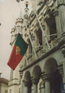 Hastear da bandeira nos paços do concelho de Sintra durante as comemorações do 25 de Abril.