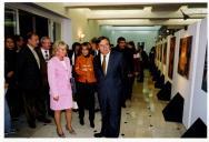 Drª Edite Estrela, presidente da Câmara Municipal de Sintra e o Primeiro Ministro António Guterres observando a exposição de pintura no Hall do Centro Cultural Olga Cadaval, aquando da sua inauguração.