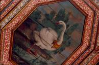 Pormenor do teto da sala dos cisnes no Palácio Nacional de Sintra.