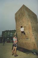 Jovens a praticar escalada num parque urbano.