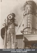 Transmitindo ordens, a bordo de um draga minas Alemão durante a II Guerra Mundial. 