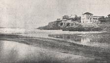 Reprodução de um bilhete postal ilustrado intitulado Collares - Praia das Maçãs (1901) no qual se vê a recém criada povoação a partir da praia.