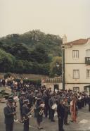 Atuação de uma banda durante as comemorações do 25 de Abril no largo Virgílio Horta em frente aos paços do concelho de Sintra.