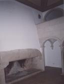 Hall com lareira e arcada realizada por Jorge de Mello para ligar o edíficio antigo ao novo da Quinta de Ribafria. 