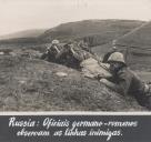 Rússia, oficiais germano-romenos observam as linhas inimigas durante a II Guerra Mundial.