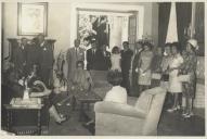 Fotografia com várias individualidades sintrenses na sala do Palácio Valenças em Sintra aquando das comemorações das Bodas de Prata (1940-1965) do Hóquei Clube de Sintra.