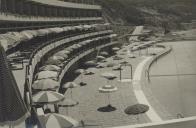 Terraço e piscina do hotel das Arribas na Praia Grande.