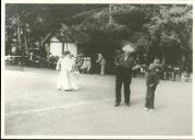 Sporting Club de Cascaes, D. Carlos e um apanha- bolas, durante uma partida de lawn-tennis